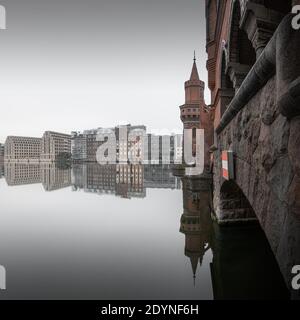 Oberbaum pont sur la Spree, reliant les quartiers de Berlin Kreuzberg et Friedrichshain, Berlin, Allemagne Banque D'Images