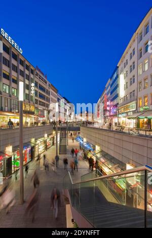 Boutiques dans la Bahnhofstrasse, rue commerçante principale, arcade commerciale, zone piétonne, Hanovre, Basse-Saxe, Allemagne Banque D'Images