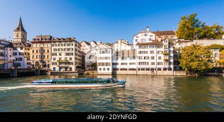 Bateau d'excursion sur le Limmat, l'église Saint-Pierre, Schipfe, la vieille ville, Zurich, le canton de Zurich, Suisse Banque D'Images