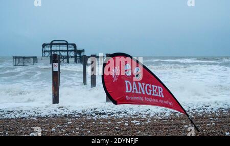 Brighton UK 27 décembre 2020 - la mousse de mer est soufflé sur la plage de Brighton par le West Pier comme Storm Bella batters Grande-Bretagne aujourd'hui avec de forts vents et de fortes pluies causant des inondations et des dommages dans certaines zones : crédit Simon Dack / Alay Live News Banque D'Images