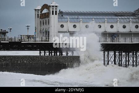 Brighton Royaume-Uni 27 décembre 2020 - énorme vagues crash dans par Brighton Palace Pier comme Storm Bella batters Grande-Bretagne aujourd'hui avec de forts vents et de fortes pluies causant des inondations et des dommages dans certaines régions : crédit Simon Dack / Alay Live News Banque D'Images