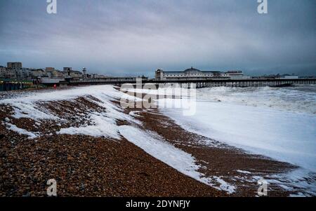 Brighton UK 27 décembre 2020 - la mousse de mer est soufflé sur la plage de Brighton comme Storm Bella batters Grande-Bretagne aujourd'hui avec de forts vents et de fortes pluies causant des inondations et des dommages dans certaines zones : crédit Simon Dack / Alay Live News Banque D'Images