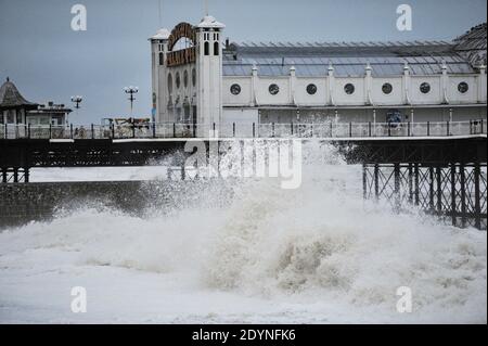 Brighton Royaume-Uni 27 décembre 2020 - les vagues se crash sur la plage de Brighton comme Storm Bella batte la Grande-Bretagne aujourd'hui avec de forts vents et de fortes pluies causant des inondations et des dommages dans certaines régions : Credit Simon Dack / Alay Live News Banque D'Images