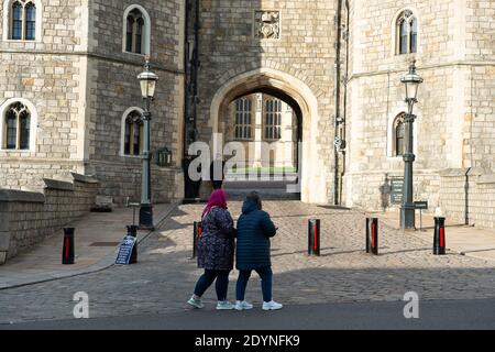 Windsor, Berkshire, Royaume-Uni. 6 novembre 2020. Le château de Windsor est temporairement fermé aux visiteurs. Windsor a été calme aujourd'hui comme le deuxième jour du second confinement national du coronavirus Covid-19 en Angleterre. Plus de magasins et de cafés étaient ouverts que lors du précédent confinement au début de l'année. Crédit : Maureen McLean/Alay Banque D'Images