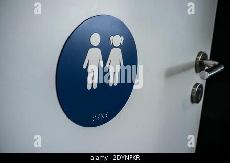 Autocollant de porte pour toilettes enfants. Autocollant placé au niveau des yeux avec légende en braille Banque D'Images