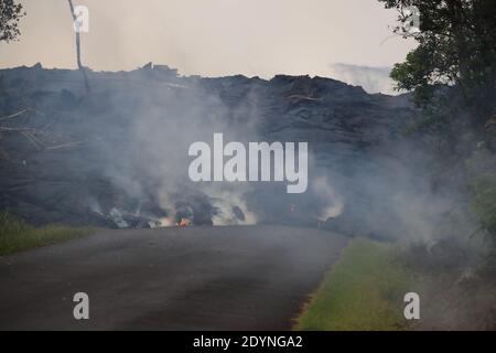 Le volcan Kilauea d'Hawaï fait des projections de lave à travers les îles Leilani à Hawaï Banque D'Images