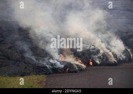 Le volcan Kilauea d'Hawaï fait des projections de lave à travers les îles Leilani à Hawaï Banque D'Images