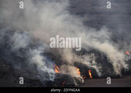 Le volcan Kilauea d'Hawaï fait des projections de lave à travers les îles Leilani à Hawaï Banque D'Images