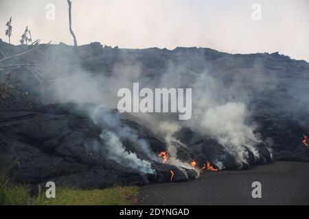 Le volcan Kilauea d'Hawaï fait des projections de lave à travers les îles Leilani à Hawaï Banque D'Images