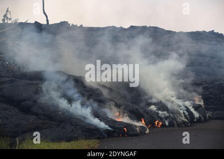 Le volcan Kilauea d'Hawaï fait des projections de lave à travers les îles Leilani à Hawaï Banque D'Images