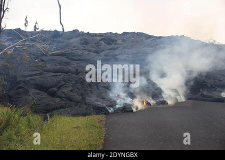 Le volcan Kilauea d'Hawaï fait des projections de lave à travers les îles Leilani à Hawaï Banque D'Images