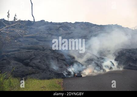 Le volcan Kilauea d'Hawaï fait des projections de lave à travers les îles Leilani à Hawaï Banque D'Images