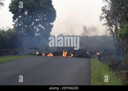 Le volcan Kilauea d'Hawaï fait des projections de lave à travers les îles Leilani à Hawaï Banque D'Images