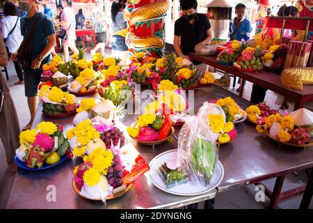 Le peuple thaïlandais utilise l'offrande sacrificielle ensemble de rite de style chinois rituel Offre à Dieu ange de divinité à Zian PAE Rong si Sanctuaire du Temple de Makham ou Wat San Cha Banque D'Images