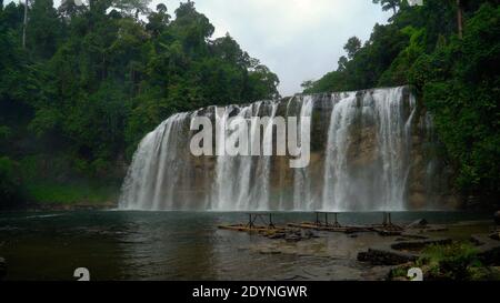 Tinuy-an Falls chutes d'eau dans une gorge de montagne dans la jungle tropicale, Philippines, Mindanao. Cascade dans la forêt tropicale. Banque D'Images