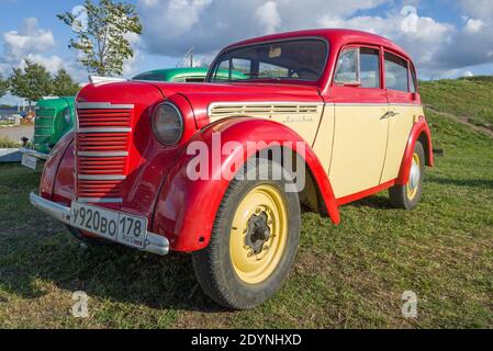 KRONSTADT, RUSSIE - 14 SEPTEMBRE 2019 : voiture rétro soviétique Moskvich-401 gros plan par temps ensoleillé. Festival annuel de transport rétro « Fortune-2019 » Banque D'Images