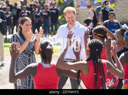 Photo du dossier datée du 23/09/19, le duc et la duchesse de Sussex rencontrent un groupe de danseurs dans le canton de Nyanga, au Cap, en Afrique du Sud. Banque D'Images