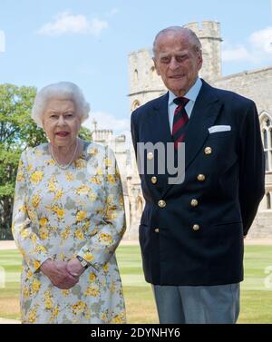 Photo du dossier datée du 01/06/20 de la reine Elizabeth II et du duc d'Édimbourg dans le quadrilatère du château de Windsor. Banque D'Images