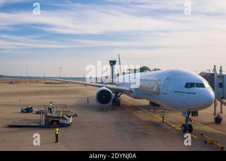 COLOMBO, SRI LANKA - 24 FÉVRIER 2020 : Boeing 777-300ER d'Emirates Airlines sur l'aéroport de Bandaranaike en début de matinée Banque D'Images