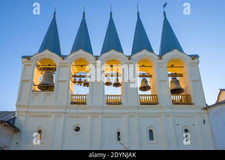 L'ancien clocher du monastère de Tikhvin Theotokos Assomption se trouve à proximité, à la lumière du soir. Leningrad, Russie Banque D'Images