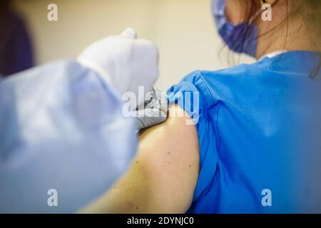 Bucarest, Roumanie - 27 décembre 2020 : image de faible profondeur de champ (foyer sélectif) avec des détails sur le vaccin Pfizer BioNTech dans le dur de l'hôpital Banque D'Images