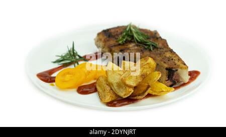 Steak grillé avec pommes de terre au four et tomates jaunes fraîches sur fond blanc. Photo de haute qualité Banque D'Images