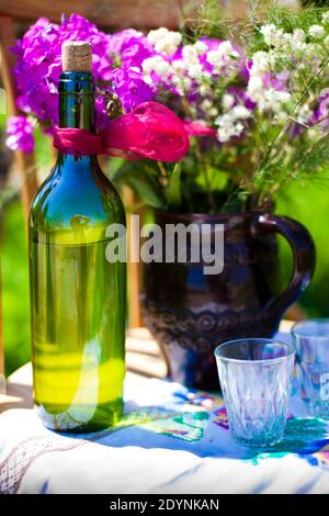 Décoration lors d'un mariage russe. Buvez de la vodka. Verre et bouteille. Bouquet de fleurs. Banque D'Images