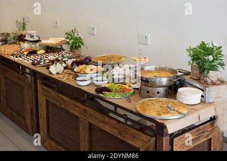 Assortiment de desserts sur une table de buffet Banque D'Images