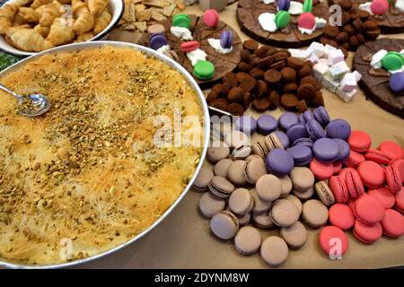 Pâtisseries sucrées Baklava du Moyen-Orient sur une table sous forme de buffet Banque D'Images