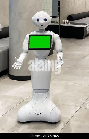 Assistant commercial robotique avec écran numérique vierge pour le design. Boutiques Internet modernes. Banque D'Images