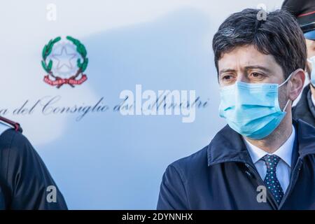 Rome, Italie. 27 décembre 2020. Le ministre italien de la Santé, Roberto Speranza, s'adresse aux journalistes après que cinq agents de santé de l'hôpital des maladies infectieuses de Spallanzani ont reçu une injection de leur première dose du vaccin Pfizer-BioNTech Covid-19. Crédit : SOPA Images Limited/Alamy Live News Banque D'Images