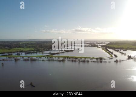 Upton upon Severn, Worcestershire, Royaume-Uni. 27 décembre 2020. La rivière Severn enflée qui a éclaté ses rives avant Noël. Plusieurs avertissements d'inondation demeurent en place dans la zone. Photo par crédit : arrêter presse Media/Alamy Live News Banque D'Images