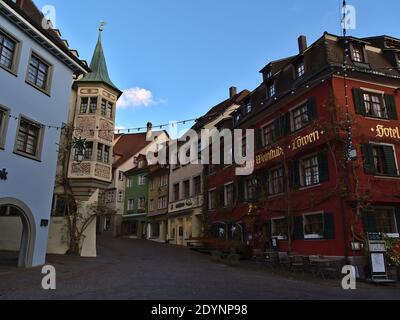 De beaux vieux bâtiments aux façades décorées dans le centre historique de Meersburg avec place de la ville et ruelle vide étroite couverte de pavés. Banque D'Images