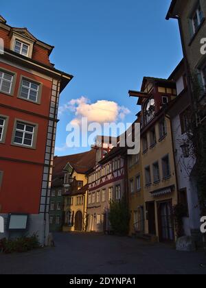 Belle allée pavée dans le centre historique avec de vieux bâtiments colorés et des maisons à colombages dans l'après-midi le jour d'hiver ensoleillé. Banque D'Images