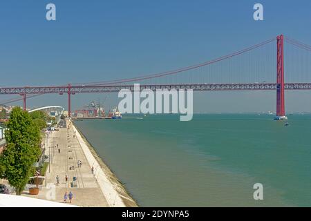 Remblai du Tage et pont du 25 avril dans le port de Lisbonne, Portugal Banque D'Images
