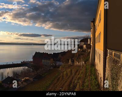 Magnifique vue panoramique sur Meersburg sur les rives du lac de Constance avec jetée, vignobles et bâtiments historiques, le soleil de l'après-midi en hiver. Banque D'Images