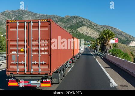 Euro-modulaire camion, train de route ou méga-camion avec deux conteneurs de 40 pieds voyageant sur l'autoroute. Banque D'Images