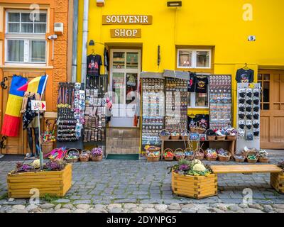 Sighisoara Romania - 11.26.2020: Exposition extérieure d'une boutique de souvenirs avec des aimants de réfrigérateur et des t-shirts à Sighisoara Banque D'Images