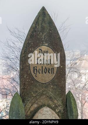 Sighisoara Roumanie - 11.26.2020 : Pierre tombeau dédiée à la mémoire des membres de la communauté allemande de Sighisoara, tuée dans le service militaire de la WW Banque D'Images