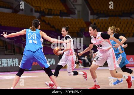 (201227) -- BENGBU, le 27 décembre 2020 (Xinhua) -- Chen Xiaojia (2e L) de l'équipe de Jiangsu dribbles pendant le quart de finale entre l'équipe de Jiangsu et l'équipe de Pékin à la ligue de basket-ball chinoise féminine de la saison 2020-2021 à Bengbu, dans la province d'Anhui, en Chine orientale, le 27 décembre 2020. (Xinhua/Huang Bohan) Banque D'Images