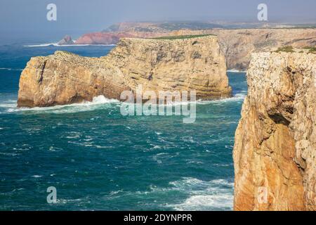 D'immenses falaises à Cape St Vincent s'enorlent de l'Atlantique Océan l'Algarve Portugal également connu sous le nom de terres fin dans Portugal Banque D'Images