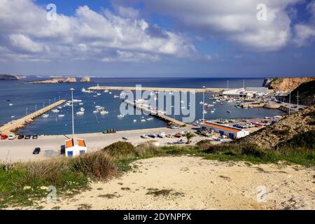 Bateaux de pêche dans le port de Sagres l'Algarve Sud Portugal Banque D'Images