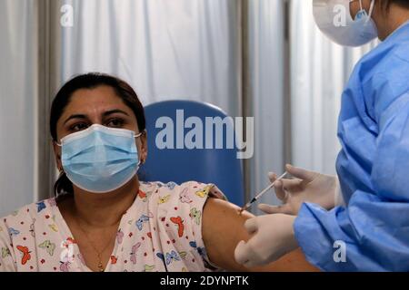 Bucarest, Roumanie. 27 décembre 2020. Un personnel médical reçoit une injection du vaccin COVID-19 dans un hôpital de Bucarest, Roumanie, le 27 décembre 2020. Credit: Cristian Cristel/Xinhua/Alay Live News Banque D'Images