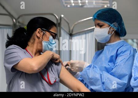 Bucarest, Roumanie. 27 décembre 2020. Un personnel médical reçoit une injection du vaccin COVID-19 dans un hôpital de Bucarest, Roumanie, le 27 décembre 2020. Credit: Cristian Cristel/Xinhua/Alay Live News Banque D'Images