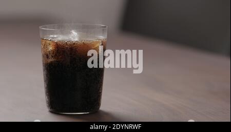 coca-cola en verre avec glace sur table en noyer avec espace de copie, photo large Banque D'Images