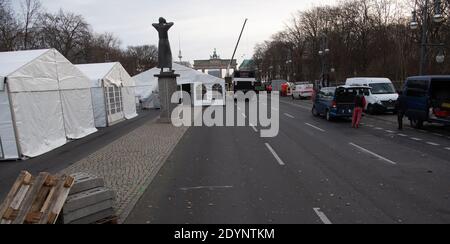 Berlin, Allemagne. 27 décembre 2020. Des tentes se trouvent sur la Straße des 17. Là, les travaux de construction de la fête de la Saint-Sylvestre numérique « Welcome Berlin 2021 » ont commencé. Credit: Paul Zinken/dpa/Alay Live News Banque D'Images