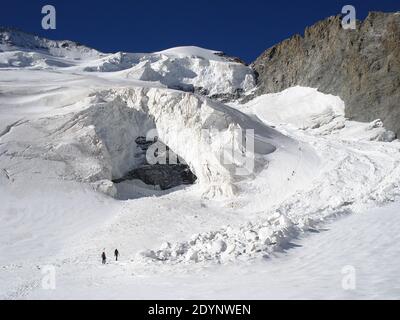 Grimpeurs sur le glacier blanc pour grimper sur la montagne du barre des Écrins. Gros séacs au-dessus de la roche et de l'avalanche. Alpes Dauphiné. France Banque D'Images