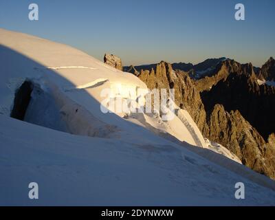 Sulight au lever du soleil sur la crevasse / sérac sur glacier. Barre des Écrins dans les Alpes Dauphiné. Alpes du Sud-Ouest. France. Europe. Banque D'Images