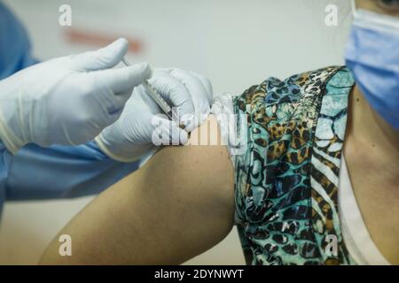 Bucarest, Roumanie - 27 décembre 2020 : image de faible profondeur de champ (foyer sélectif) avec des détails sur le vaccin Pfizer BioNTech dans le dur de l'hôpital Banque D'Images