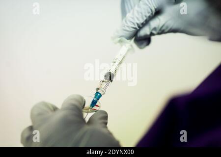 Bucarest, Roumanie - 27 décembre 2020 : image de faible profondeur de champ (foyer sélectif) avec des détails sur le vaccin Pfizer BioNTech dans le dur de l'hôpital Banque D'Images